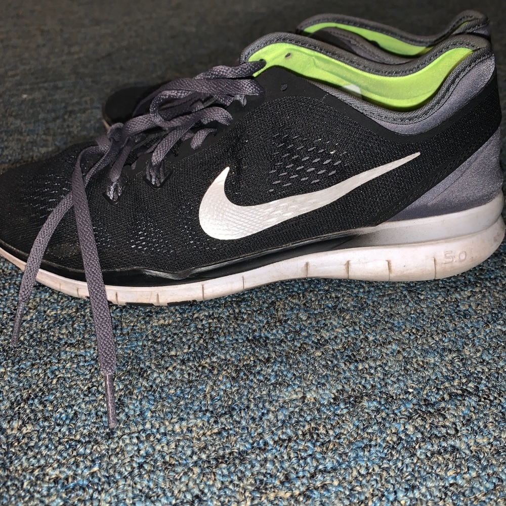Women’s NIKE black running sneaker